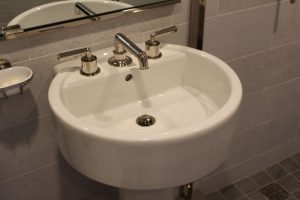When space is at a premium, a pedestal sink is an intelligent choice. A rounded one appears brilliant.